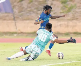  ?? IAN ALLEN/PHOTOGRAPH­ER ?? Odorland Harding (right) of Harbour View going past Portmore United’s goalkeeper William Benjamin (40) during their Lynk Cup KO semi-final match at the Stadium East field yesterday. The game ended in a 2-2 draw.