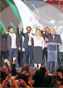  ??  ?? Acompañado de su esposa e hijos, en el hotel Hilton de Reforma, Andrés Manuel López Obrador se pronunció virtual ganador de la elección.