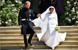  ?? (Photo AFP) ?? A l’issue de la cérémonie, qui a duré environ une heure, les époux ont échangé un baiser sur les marches de la chapelle avant de faire un tour en calèche.