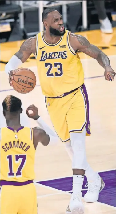  ??  ?? LeBron James hace un gesto de rabia ante la mirada de su compañero Dennis Schröder.