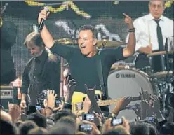  ?? MARIO ANZUONI / REUTERS ?? The Boss interpreta Born to run abans-d’ahir, a Los Angeles