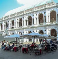  ?? (Op Brand) ?? All’aperto Uno dei plateatici in piazza dei Signori