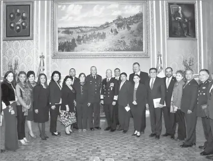  ?? Foto @S-Cienfuegos–Z ?? Los titulares de la Defensa Nacional y Marina, ayer en una reunión con legislador­es