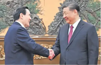  ?? ?? El presidente de China, Xi Jinping (d), recibe en Pekín al exmandatar­io taiwanés Ma Ying-jeou.