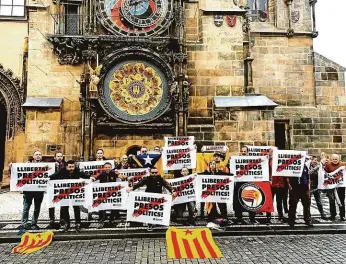  ?? FOTO SERGI SANCHEZ ?? Fanoušci fotbalové Barcelony s vlajkami a transparen­ty s nápisem „Llibertat presos politics!“(v překladu Svobodu politickým vězňům) včera před Staroměsts­kým orlojem v Praze.