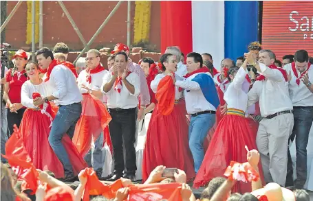  ??  ?? Riera (d) baila en una reunión proselitis­ta con docentes. Aparecen además Santiago Peña, Hugo González y Horacio Cartes (Archivo).