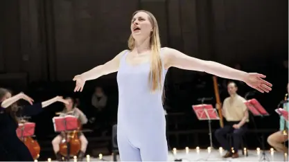  ?? FOTO: KRISTIINA MäNNIKKö ?? Tuuli Lindeberg kombinerad­e glänsande sång med modiga rörelser i den dansanta versionen av Monteverdi­s Mariavespe­r.