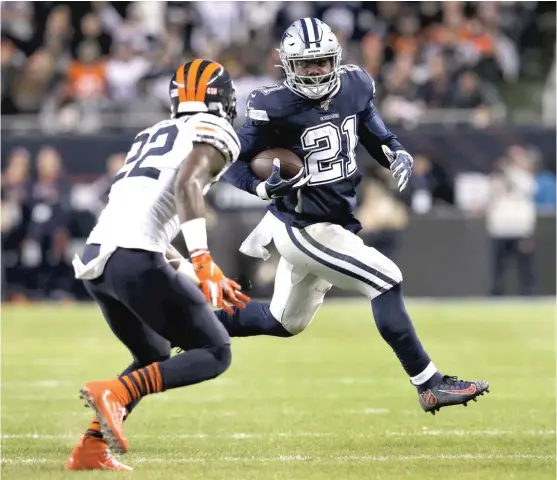  ?? DYLAN BUELL/GETTY IMAGES ?? Cowboys running back Ezekiel Elliott tries to elude Bears cornerback Kevin Toliver, who started Thursday night in place of injured Prince Amukamara (hamstring).