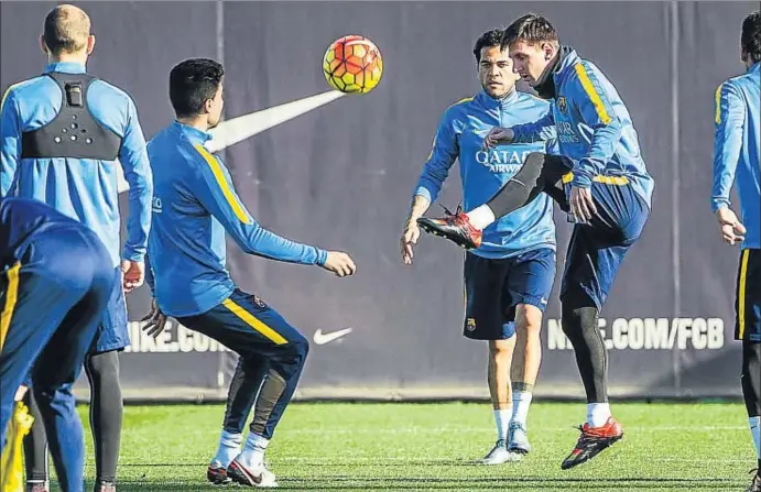  ?? LLIBERT TEIXIDÓ ?? Messi en acción durante el entrenamie­nto de ayer en la ciudad deportiva, en el que Luis Enrique vio una plantilla ambiciosa