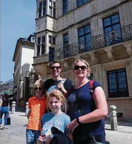  ?? ?? Diese Familie aus den Niederland­en macht Urlaub auf dem Camping und besuchte gestern die Hauptstadt.