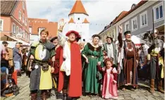  ??  ?? Herzog Ludwig im Barte (im roten Gewand), daneben Heidi Habermann, Zweiter Bür germeister Helmut Beck und Bürgermeis­ter Klaus Habermann grüßen das Publikum.