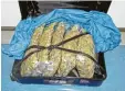  ??  ?? Zehn Kilo Marihuana fanden sich in Kof fern eines Reisenden.