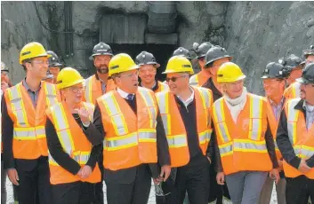  ?? PHOTO MARC-ANDRÉ GAGNON ?? En marge d’une visite à la mine Eldorado Gold, à Val-d’or, François Legault (au centre) a plaidé pour une accélérati­on des projets miniers, qui souffrent de délais administra­tifs trop longs selon lui.