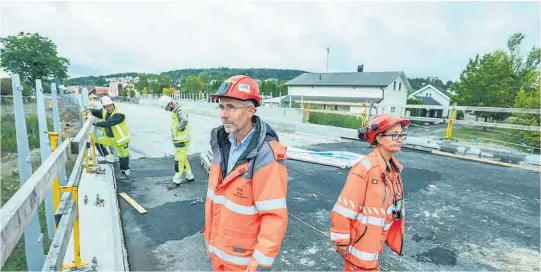  ?? FOTO: FREDRIK PEDERSEN ?? INNSPURTEN: Det er siste innspurt for prosjektle­der Arvid Veseth og byggeleder Kari Tisjø Tveit.