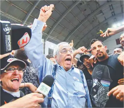  ??  ?? O presidente Eurico Miranda comemora vitória na apuração dos votos no ginásio de São Januário