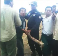  ?? SUPPLIED ?? A policeman tries to calm representa­tives of the Chinese-owned company Rui Feng in Preah Vihear on Friday.