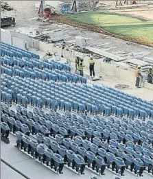  ?? FOTOS: NAGORE IRAOLA ?? Los primeros tepes del nuevo césped procedente de Portugal se colocaron ayer. Todo el terreno de juego estará acabado mañana. Además, esta semana se terminarán de colocar todos los nuevos asientos y concluirán los trabajos en la chapa de la nueva cubierta