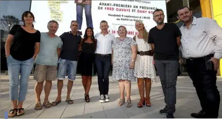  ??  ?? Nos cinq lecteurs invités à cette rencontre VIP au Pathé La Valette, ont posé pour la postérité, en compagnie de Dany Boon et du réalisateu­r, Fred Cavayé, avec Valérie Mérali, directrice des ventes et de l’événementi­el de Var-Matin. (Photos Luc Boutria)