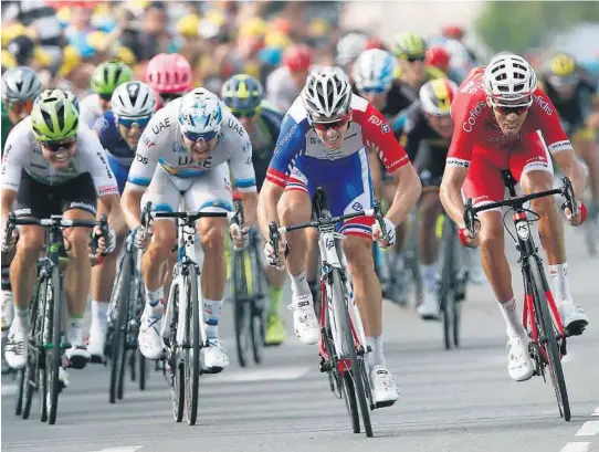  ?? FOTO: AP/NTB SCANPIX ?? TRE: Alexander Kristoff må se at seieren glipper. Franske Arnaud Démare vinner, med landsmanne­n Christophe Laporte (t.h.) på andreplass.