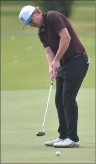  ?? NEWS PHOTO SEAN ROONEY ?? Ryan Werre putts at the 18th hole of the Connaught Golf Club during the final round of the Southeaste­rn Open Monday.