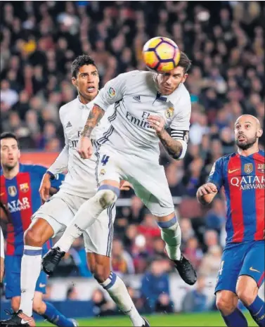  ??  ?? SILENCIÓ EL CAMP NOU. Ramos igualó el Clásico en el 89:49 y firmó las tablas.