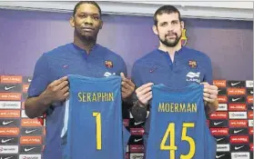  ?? FOTO: PEP MORATA ?? Seraphin y Moerman, con los dorsales que lucirán esta temporada en el Barça