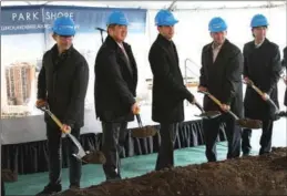  ?? CALVIN ZHOU / CHINA DAILY ?? From left: Phillip Gesue, head of real estate for China Constructi­on America; Ning Yuan, CEO of China Constructi­on America; Jersey City Mayor Steven Fulop; Richard Wood, CEO and president of China Constructi­on America unit Plaza Constructi­on; and Zhang...