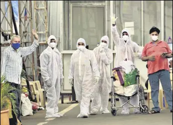  ?? SATISH BATE/HT PHOTO ?? Recovered Covid-19 patients wave after being discharged from BKC Jumbo Covid Centre, on Saturday.