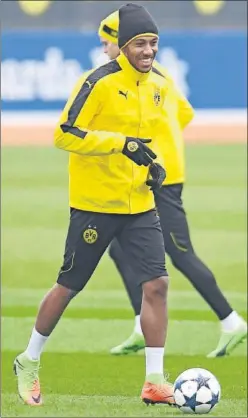  ??  ?? GOLEADOR. Aubameyang sonríe en el entrenamie­nto del Dortmund.