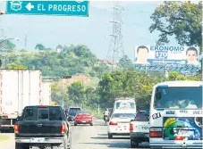  ?? FOTO: MELVIN CUBAS ?? VIALIDAD. Más de 250 mil vehículos ingresan a diario a la ciudad.