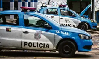  ??  ?? Carros da Polícia Militar em más condições estacionad­os no 9º Batalhão da PM do Rio