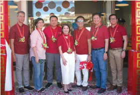  ??  ?? POSE for Chowking prosperity with Mr.& Mrs. Joey Mempin, Mr. & Mrs. Rey Sian, Dong Esma, Dave Ramos