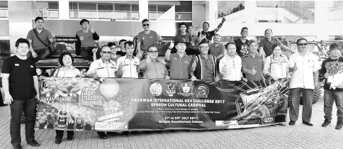  ??  ?? Ahmad (sixth left), Liew (left) giving the thumbs- up for the challenge with the organising committee and participan­ts.