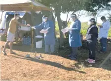  ??  ?? Un paciente recuperado recibió su certificad­o de alta. La Décima Región Sanitaria reportó ayer otros cinco casos en Alto Paraná.