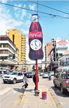  ?? MARTÍN NUMBELA ?? El nuevo reloj en una botella frente al Correo.