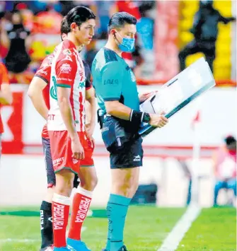  ?? CORTESÍA: NECAXA FC ?? para Waldo Madrid, listo para ingresar a la la cancha.