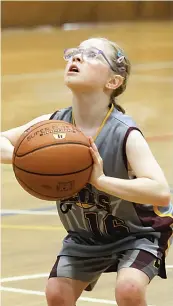  ?? ?? Drouin Hearts player Adelaide Davies takes aim in the under 10 game at Bellbird Park.