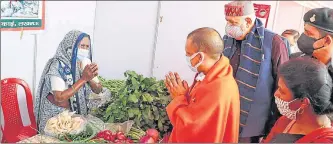  ?? DEEPAK GUPTA/HT ?? Chief minister Yogi Adityanath interactin­g with a woman farmer at an exhibition before the inaugural ceremony of the Kisan Kalyan Mission, in Lucknow on Wednesday.