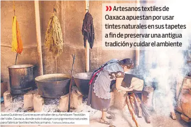  ?? Adriana Zehbrauska­s ?? Juana Gutiérrez Contreras en el taller de su familia en Teotitlán del Valle, Oaxaca, donde solo trabajan con pigmentos naturales para fabricar textiles hechos a mano. /