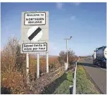  ?? FOTO: DPA ?? Wenn man die Grenze überquert, erkennt man das nur am Schild.