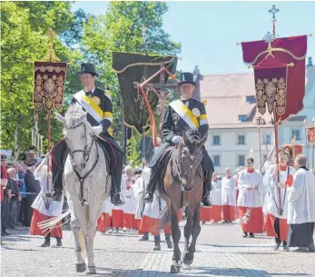  ?? FOTO: DEREK SCHUH ?? Der Blutritt in Weingarten gilt als Europas größte Reiterproz­ession. Allerdings verzeichne­n die Reitergrup­pen derzeit einen Mitglieder­schwund.