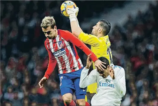  ?? FRANCISCO SECO / AP ?? Griezmann, que fue despedido con abucheos de su afición al ser sustituido, disputa un balón aéreo con Casilla y Varane