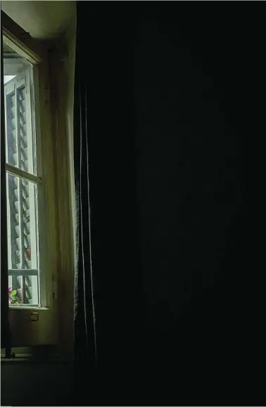  ?? EP ?? Un joven mira por la ventana de su casa durante el primer confinamie­nto. Los cuadros de ansiedad y las consultas virtuales con psicólogos se dispararon entre marzo y junio