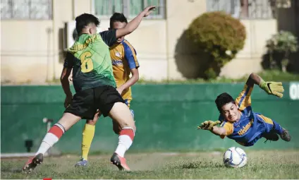  ?? SUNSTAR FOTO / AMPER CAMPAÑA ?? SUPERMAN. UC keeper Aaron Salise dives to prevent a shot from USJ-R during their Cesafi match. USJ-R won, 1-0, to keep its bid for a finals hunt alive.