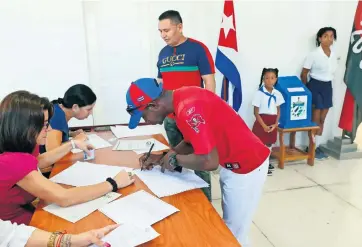  ?? ?? Votantes participan en los comicios locales de los delegados (concejales) de barrio, ayer, en La Habana.