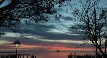  ?? getty Images ?? DAY BEGINS: The sky glows pink as dawn approaches on Indian River in Titusville, Fla.