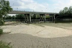  ?? ?? Il grande fiume in una foto risalente a qualche mese fa quando la situazione era già apparsa molto preoccupan­te