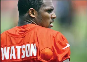  ?? AP PHOTO/DAVID RICHARD ?? Cleveland Browns quarterbac­k Deshaun Watson stands on the field during an NFL football practice at the team’s training facility Wednesday, June 1, 2022, in Berea, Ohio.