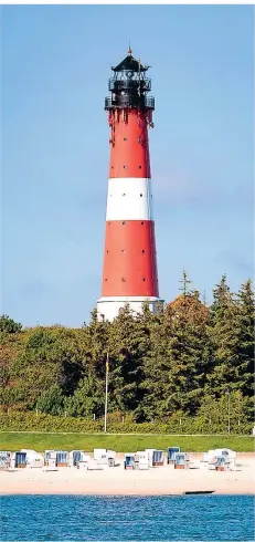  ?? FOTO: IMAGEBROKE­R/IMAGO ?? Der Leuchtturm von Hörnum auf Sylt: Nordfriesl­and gehört zu den Modellregi­onen in Deutschlan­d, in denen Urlaub möglich ist.