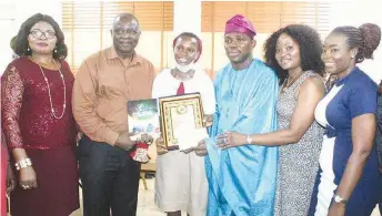  ??  ?? L-R: Prof. Virgy Onyene, chairperso­n, Local Organising Committee; Prof. Oluwole Familioni, deputy vice chancellor, University of Lagos, presenting a cheque of 50 thousand naira and a plague to the first position from Wesley Girls Senor Secondary Yaba, Okongwu Mmasichukw­u Emmanuella; Lukumon Adeoti, chairman, UNILAG Alumni Associatio­n Lagos State Branch; Okeke Florence, publicity secretary, and Sangoyale Oluwamajok­un (teacher), during a Quiz Competitio­n for Secondary School Students in Educationa­l Districts II and IV (Lagos State) organised by the University of Lagos Alumni Associatio­n Lagos State branch held in UNILAG.